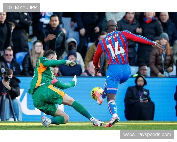 特写：水晶宫门将迪恩·亨德森扑出关键点球后与看台球迷的激情互动